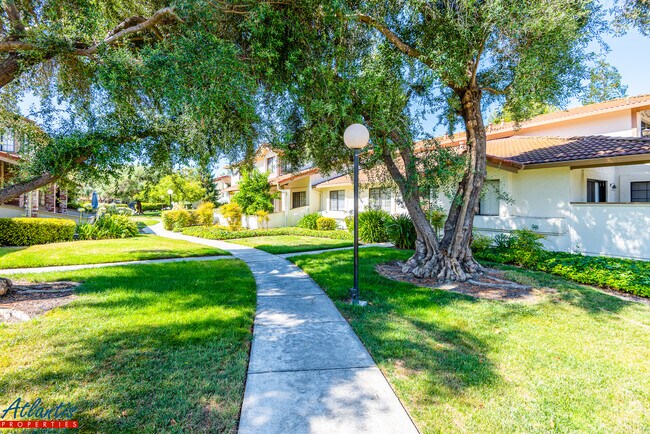 Foto del edificio - 404 Colony Knoll Dr