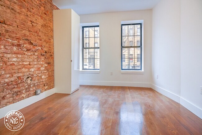 Building Photo - 1654 Putnam Ave