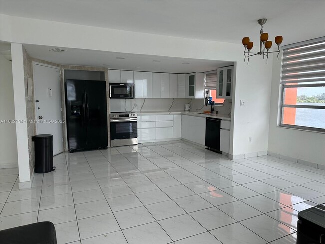 Building Photo - 1301 NE Miami Gardens Dr