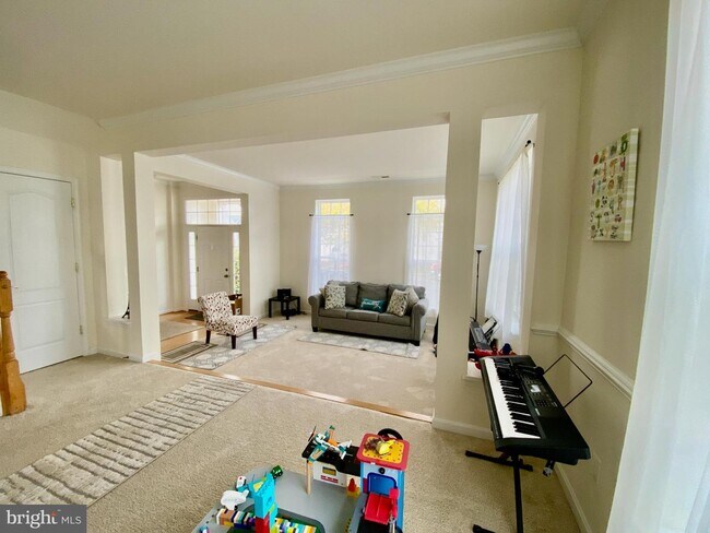 Building Photo - 13570 Village Green Dr