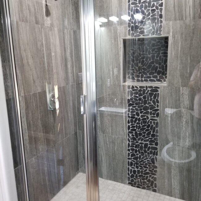 Deluxe bathrooms - 3609 Hawthorne Ave
