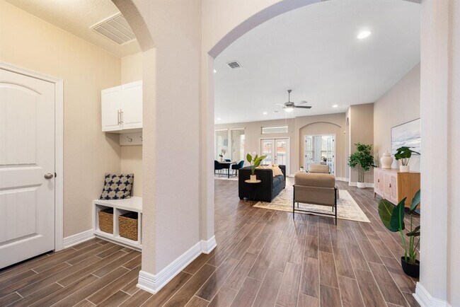 Building Photo - 521 Betony Lp