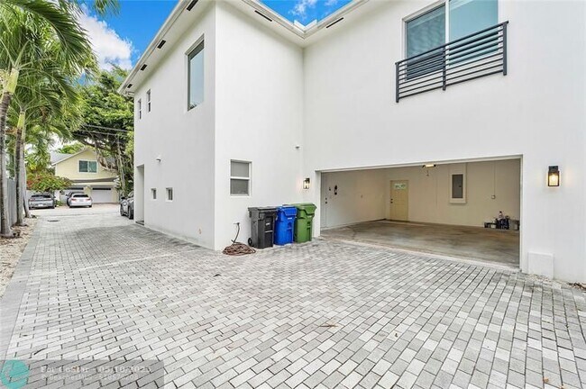 Foto del edificio - 825 NE 17th Way