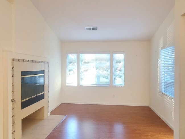 Building Photo - Spacious Condo, A/C, Wood Floors, Fresh Pa...