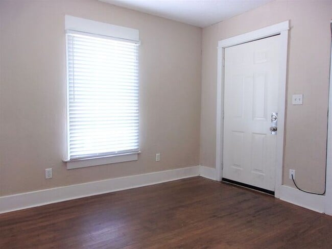 Building Photo - 2 BED 1 BATH HOME WESTLAWN PARK ADDITION O...