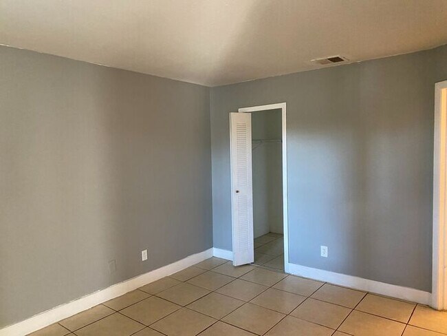 Building Photo - Orlando 2 BEDROOM CONDO