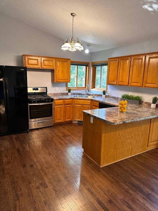 Building Photo - 15085 Oakcrest Ct