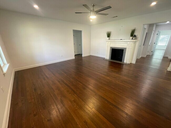 Foto del edificio - 4217 Curzon Ave