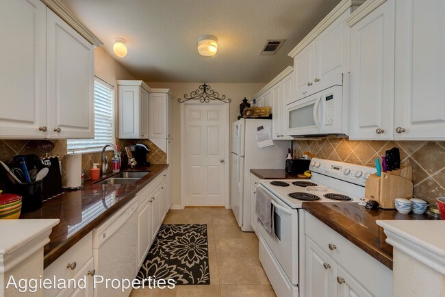 Building Photo - 3 br, 3.5 bath House - 923 Monte Carlo
