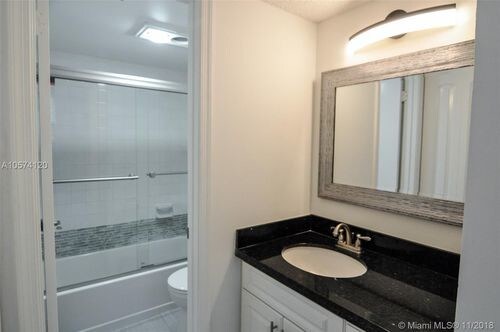 Foto del edificio - 9325 Lagoon Pl