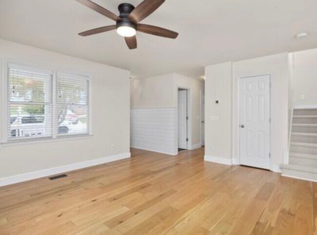 Building Photo - 2112 Leadenhall Way