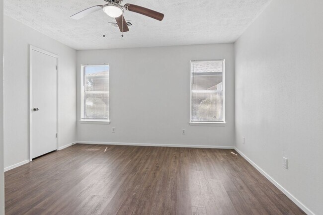 Foto del edificio - 2504 Ewell Dr