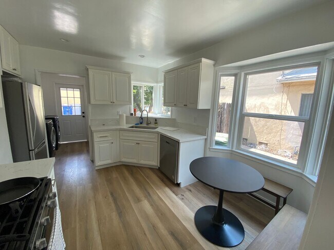 Foto del edificio - 5051-5057 N. Colfax Ave.