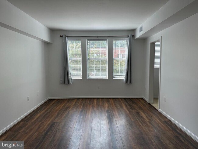 Foto del edificio - 1816 Queens Ln