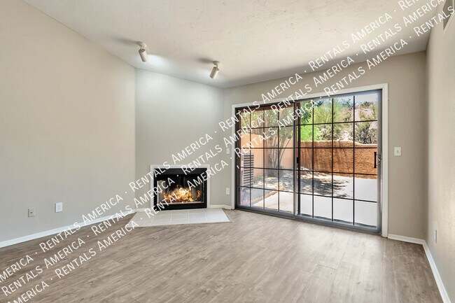 Building Photo - Townhouse in La Reserve!