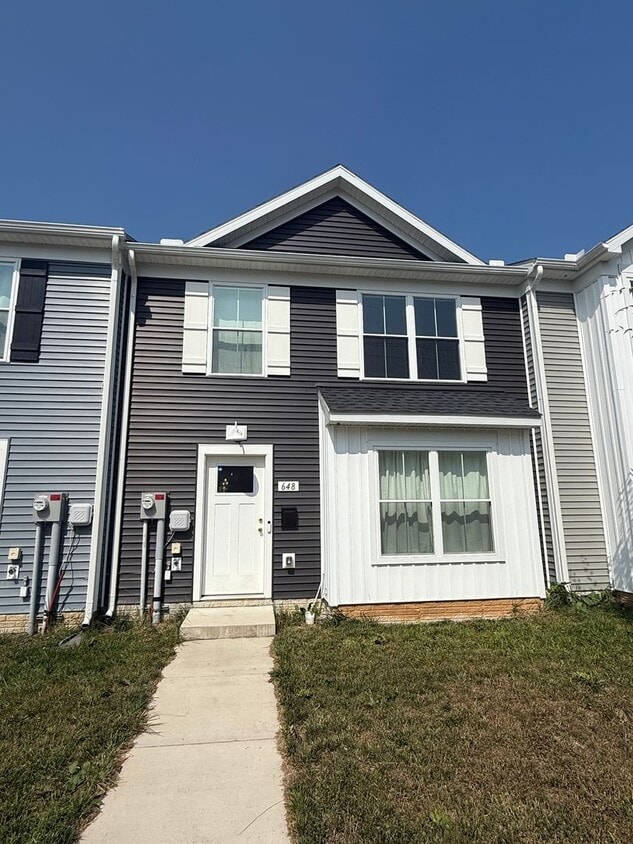 Primary Photo - Beautiful 3 bedroom, 2.5 bath townhouse av...
