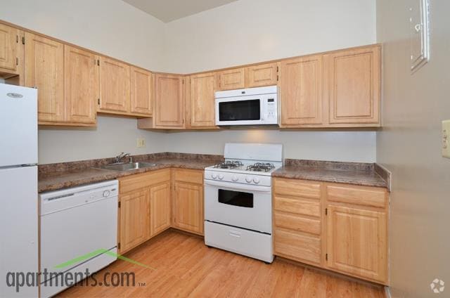 Kitchen - Windsor Forest Apartments