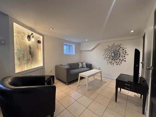 Building Photo - 2A Tiverton Av