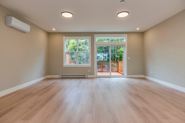 Photo du bâtiment - 72 Colonial Cres