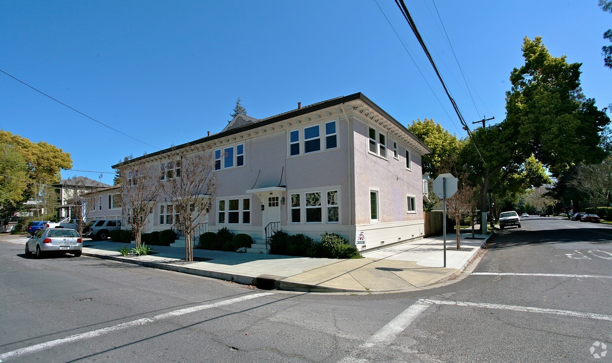 Primary Photo - 500 Coombs St