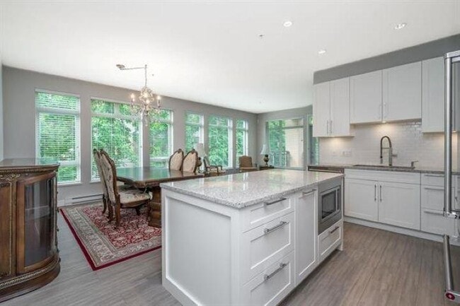 Building Photo - 1975-1154 154 St