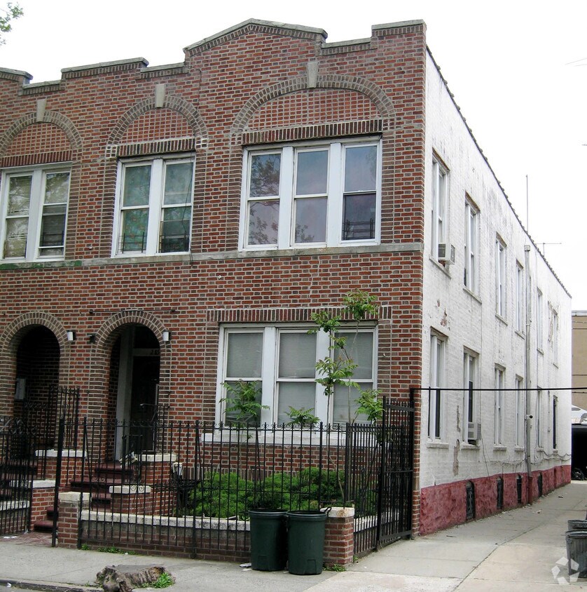 Building Photo - 285 E 95th St