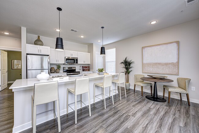 Cocina y comedor de Wheelhouse - Wheelhouse Apartments on the Monon