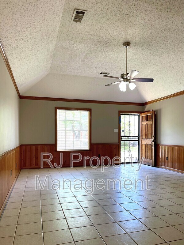 Building Photo - 4592 Tracy Lynn Dr