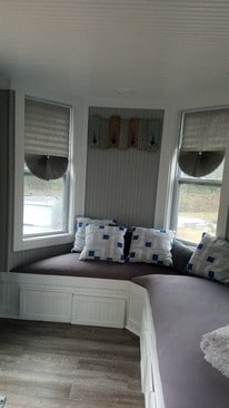 Living room complete with blanket and blinds - 1294 Glendale Ave