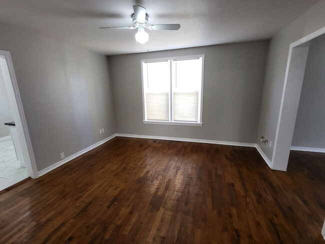 Building Photo - 3 bedroom, 1.5 bathroom house located in E...