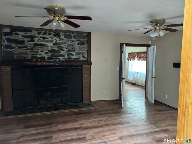 Foto del edificio - 324 Wheelers Farm Rd