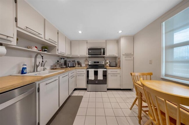Building Photo - 3960 Oaks Clubhouse Dr