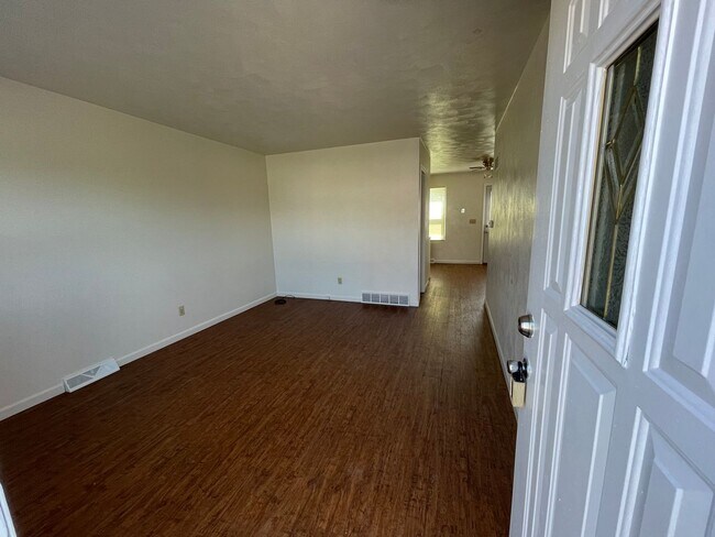 Building Photo - 2 BR townhouse with basement and off street parking