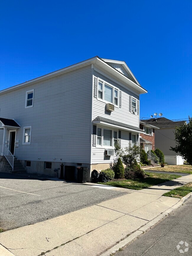 Building Photo - 333 Semel Ave