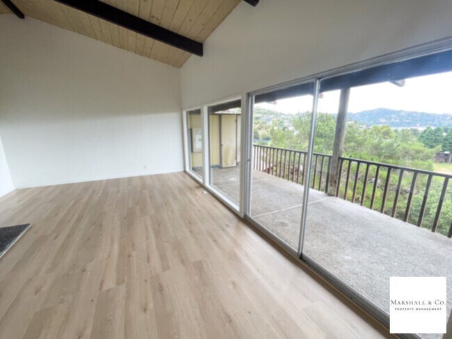 Foto del edificio - NEW LISTING! REMODELED, BAY VIEWS, DOWNTOW...