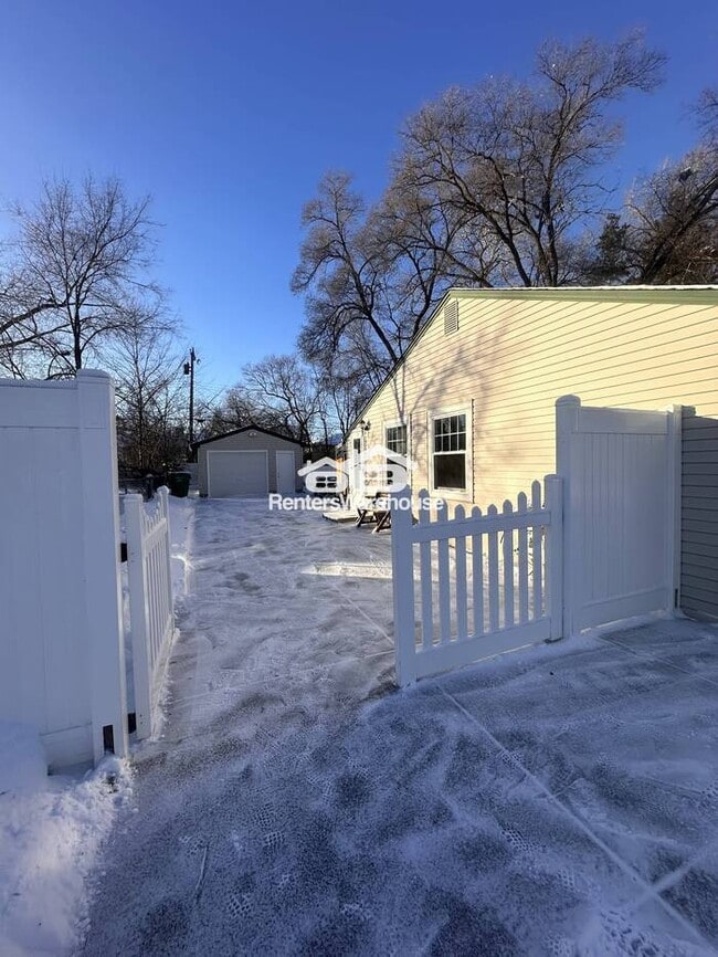 Building Photo - Your St. Louis Park Dream Starts Here