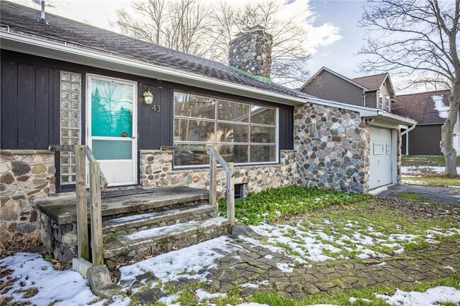 Building Photo - 43 River Meadow Dr