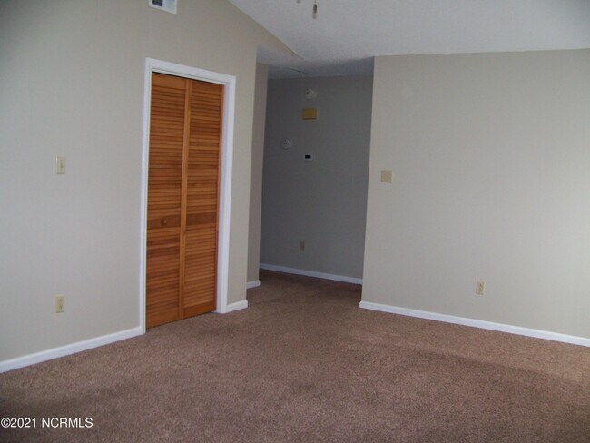 Building Photo - 307 Deer Run