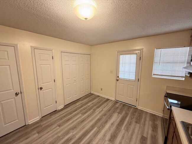 Building Photo - Two bed, 1.5 bath townhome in Graham