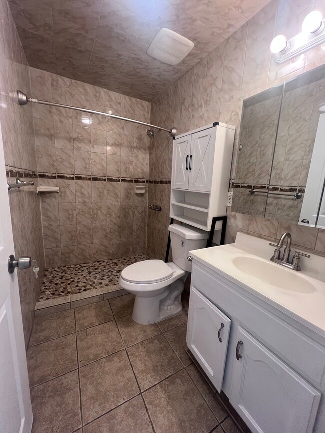 Building Photo - 1579 W 37th St