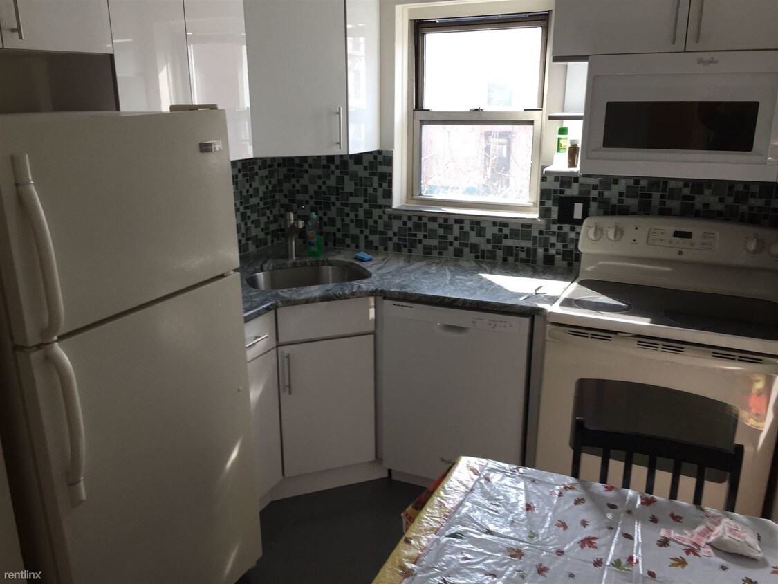 Building Photo - 2595 Steinway St