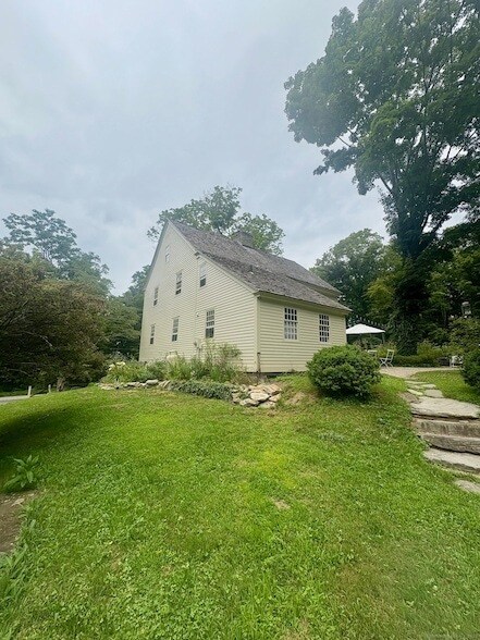 Building Photo - 2 Porges Rd