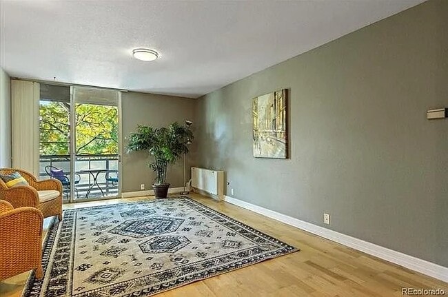 Foto del edificio - 2500 S York St