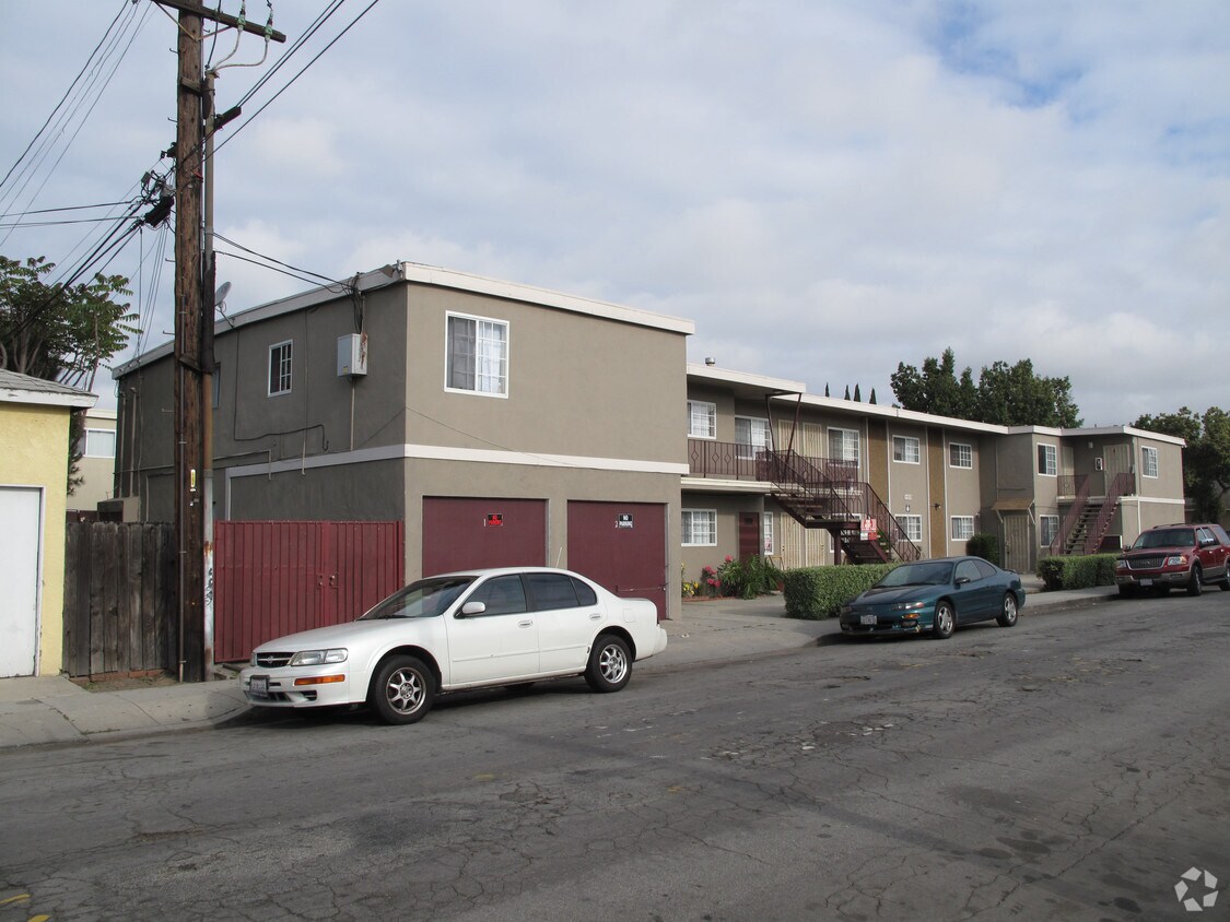 Foto del edificio - 5333 Pine Ave