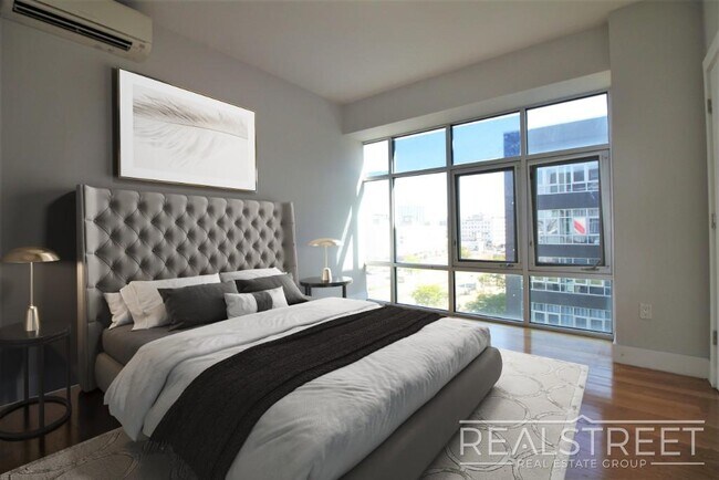 Foto del edificio - LUXURY 3 BR 2 Bath in Queens!
