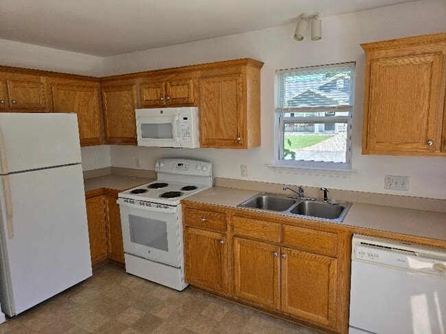 Building Photo - 2401 S Ridge Ave