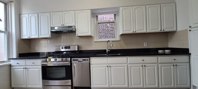 Building Photo - 313 18th St