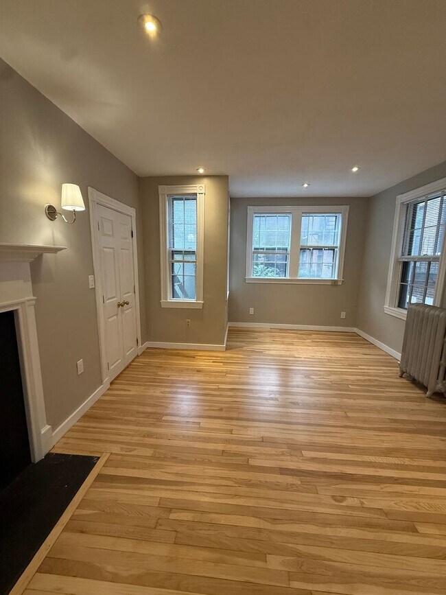 Foto del edificio - No Brokers Fee, Heat, Hot Water Included, Recently Renovated Unit