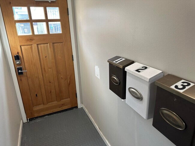 Foto del edificio - 137 N Center St