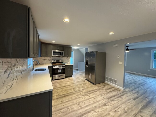 Building Photo - Recently Updated 3-Bedroom Townhouse in La...